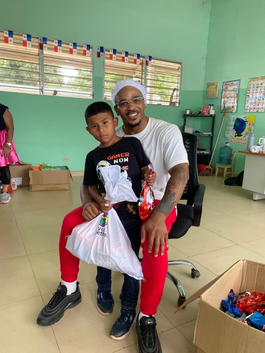 Delivering a Christmas bag in Emplanada de Chorcha
